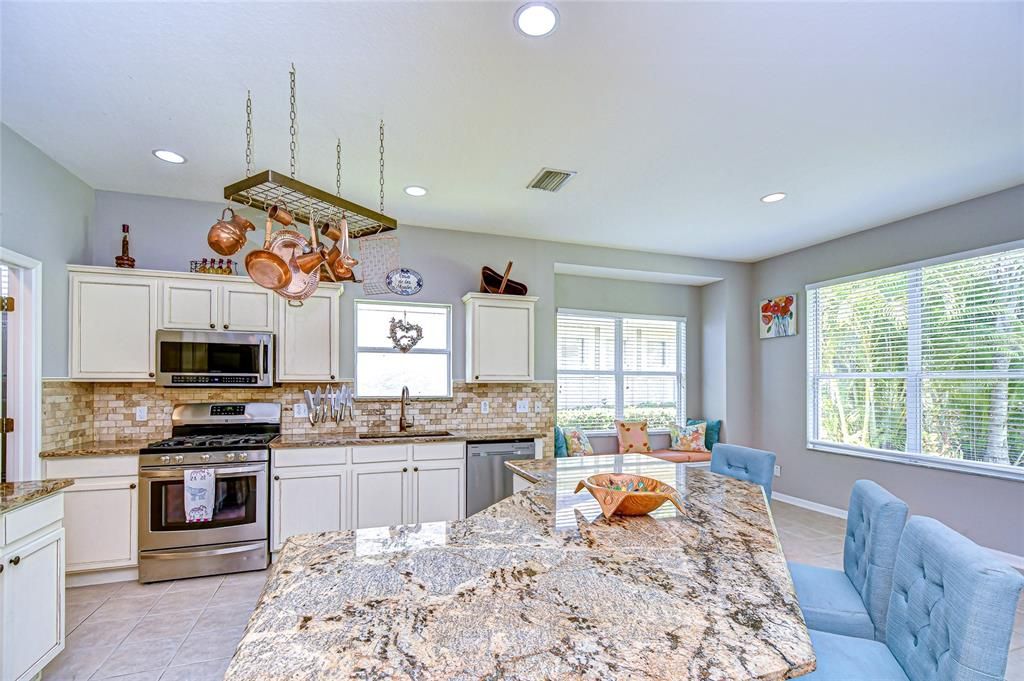 合同活跃: $400,000 (3 贝兹, 2 浴室, 1757 平方英尺)