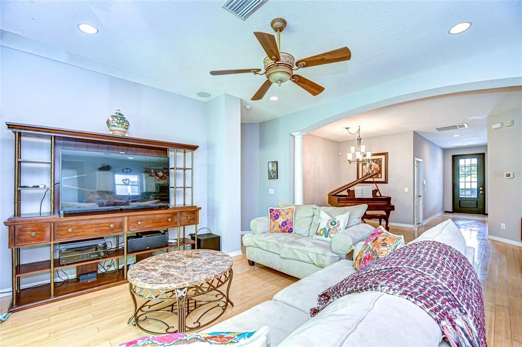 合同活跃: $400,000 (3 贝兹, 2 浴室, 1757 平方英尺)