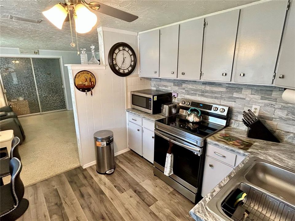 For Sale: $205,000 (2 beds, 1 baths, 624 Square Feet)