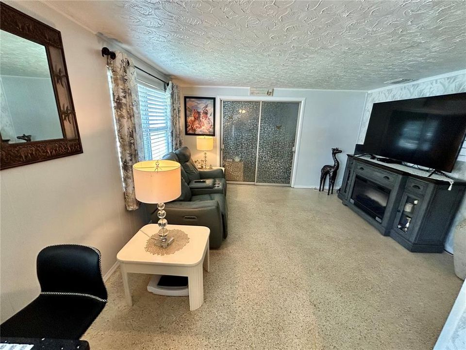 For Sale: $205,000 (2 beds, 1 baths, 624 Square Feet)