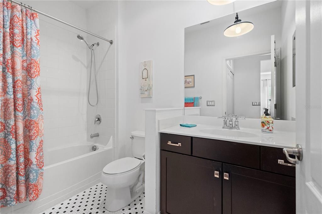 合同活跃: $390,000 (2 贝兹, 2 浴室, 1439 平方英尺)