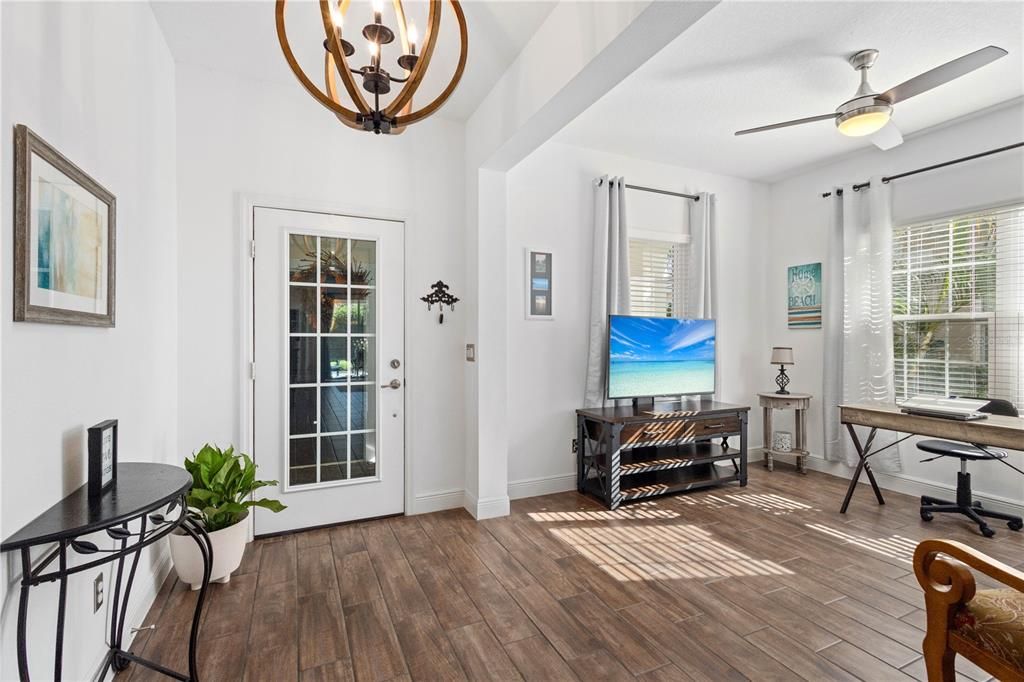 合同活跃: $390,000 (2 贝兹, 2 浴室, 1439 平方英尺)