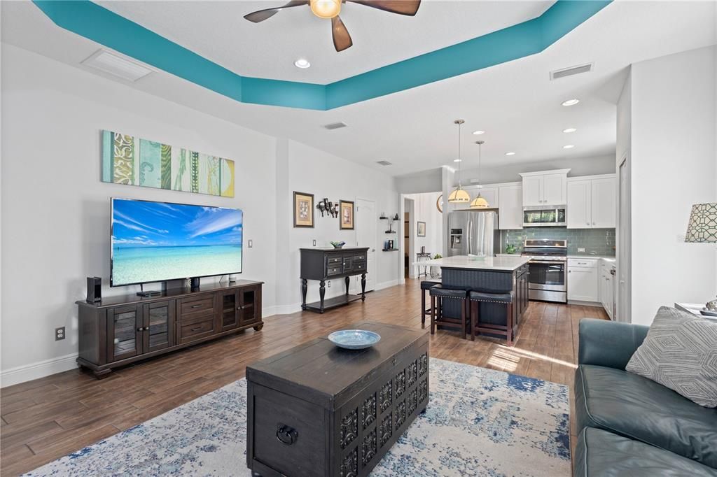 合同活跃: $390,000 (2 贝兹, 2 浴室, 1439 平方英尺)