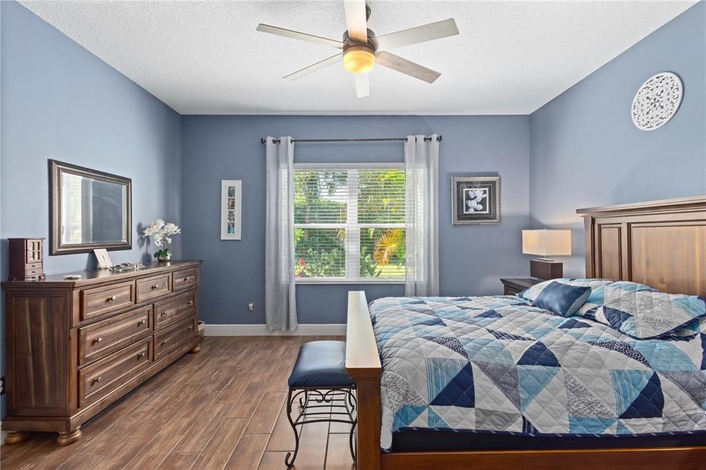 合同活跃: $390,000 (2 贝兹, 2 浴室, 1439 平方英尺)