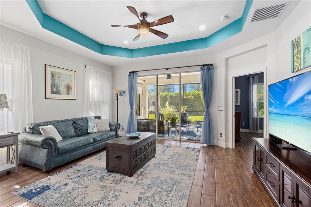 合同活跃: $390,000 (2 贝兹, 2 浴室, 1439 平方英尺)