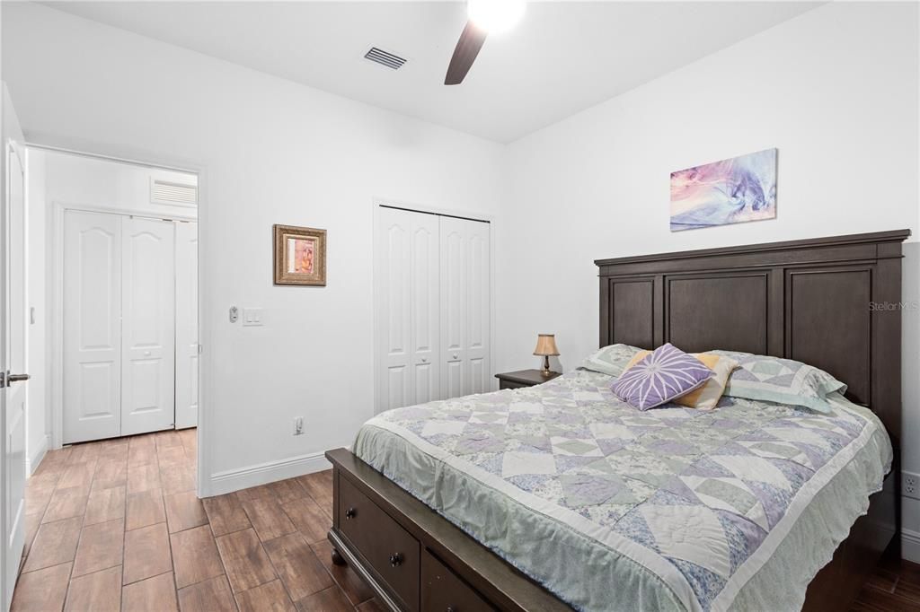 合同活跃: $390,000 (2 贝兹, 2 浴室, 1439 平方英尺)