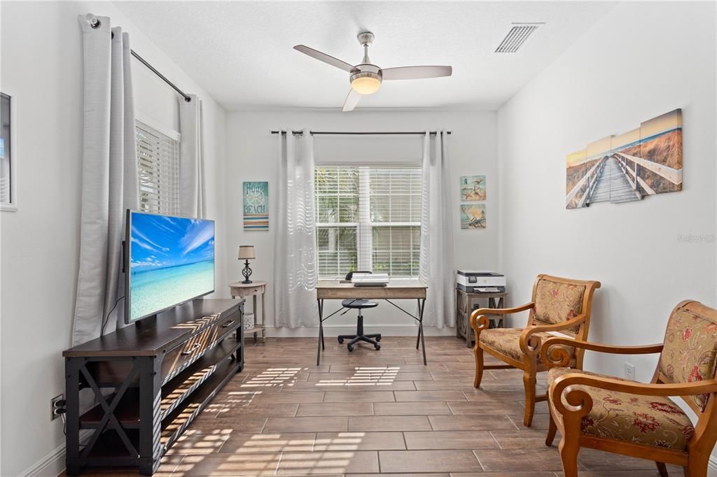 合同活跃: $390,000 (2 贝兹, 2 浴室, 1439 平方英尺)