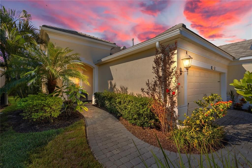 合同活跃: $390,000 (2 贝兹, 2 浴室, 1439 平方英尺)