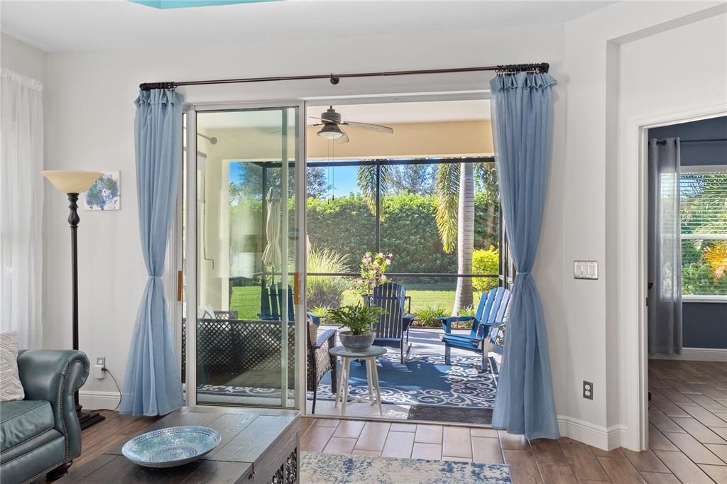 合同活跃: $390,000 (2 贝兹, 2 浴室, 1439 平方英尺)