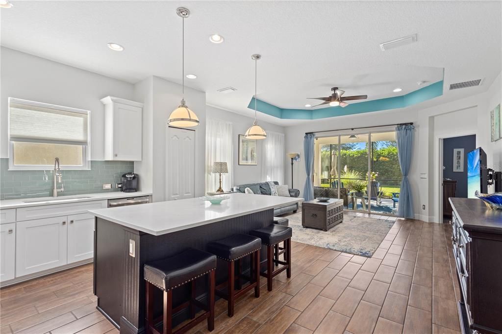 合同活跃: $390,000 (2 贝兹, 2 浴室, 1439 平方英尺)