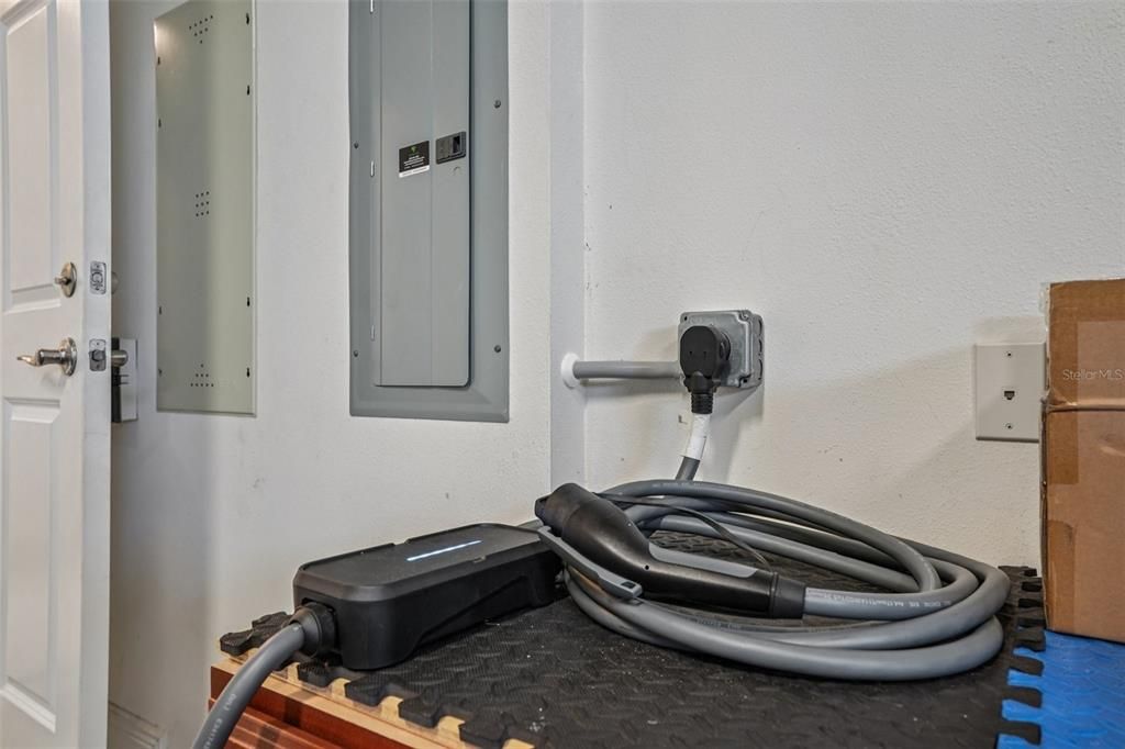 Active With Contract: $419,000 (3 beds, 2 baths, 1712 Square Feet)