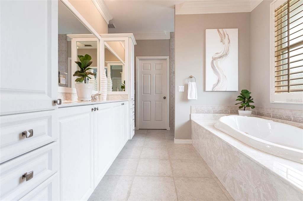 En Venta: $1,050,000 (3 camas, 2 baños, 2235 Pies cuadrados)