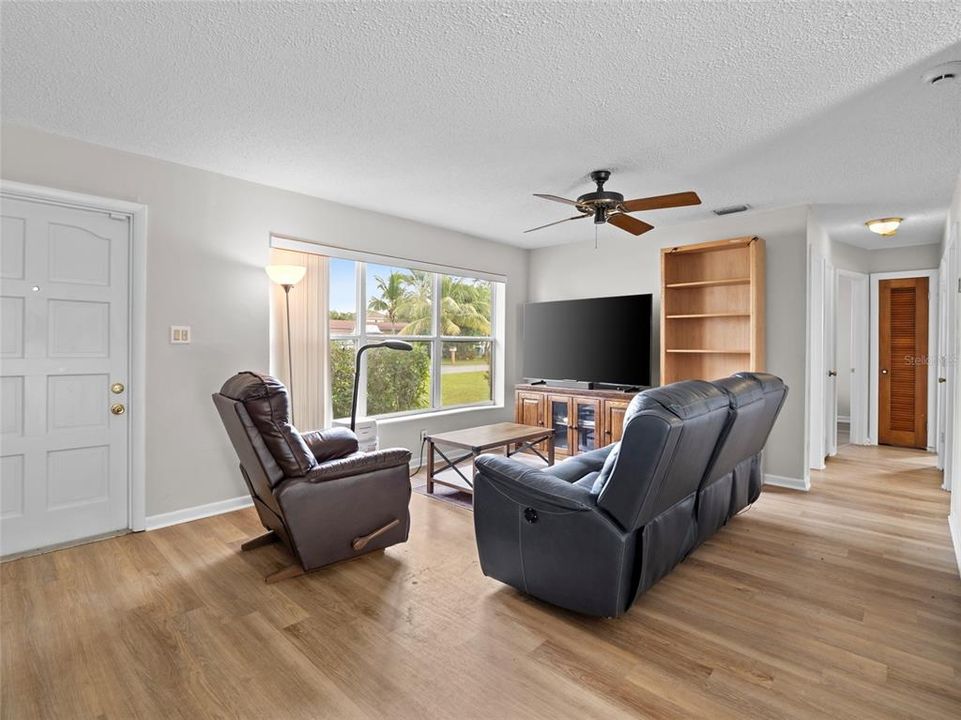 待售: $485,000 (4 贝兹, 2 浴室, 1280 平方英尺)