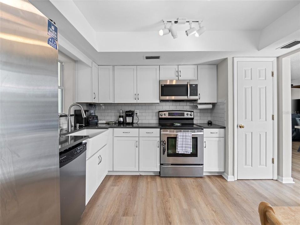 待售: $485,000 (4 贝兹, 2 浴室, 1280 平方英尺)