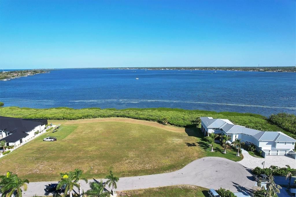 На продажу: $1,199,999 (1.08 acres)