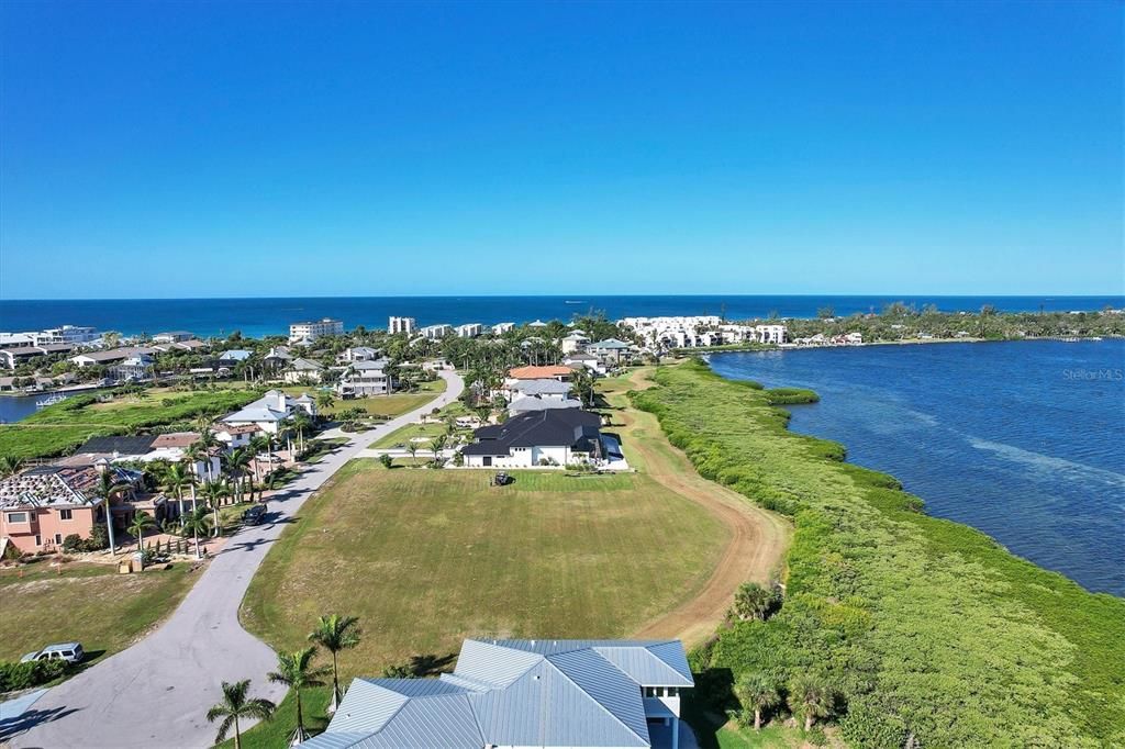 На продажу: $1,199,999 (1.08 acres)