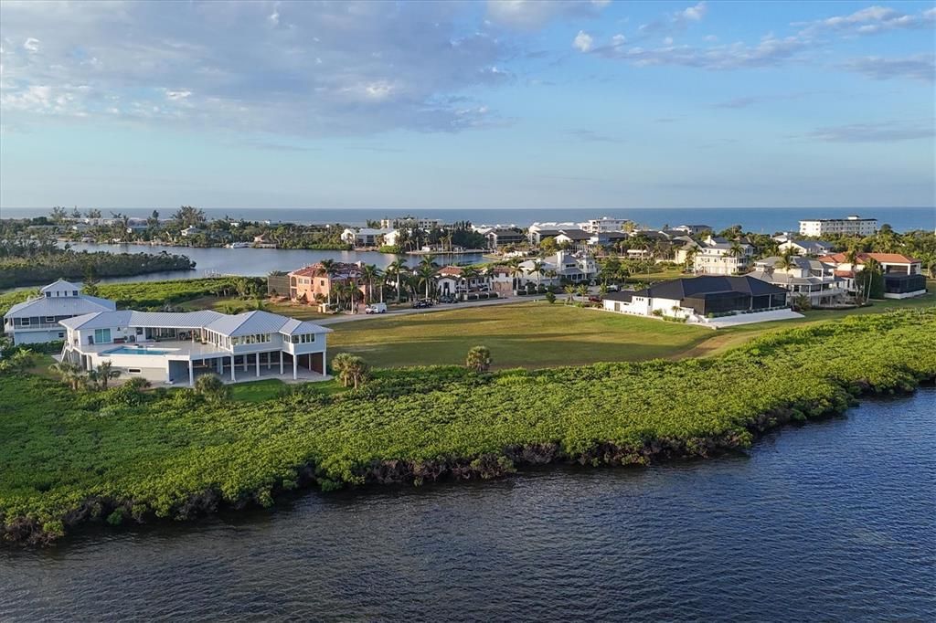 На продажу: $1,199,999 (1.08 acres)