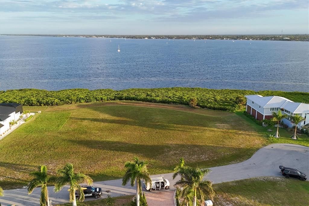 На продажу: $1,199,999 (1.08 acres)