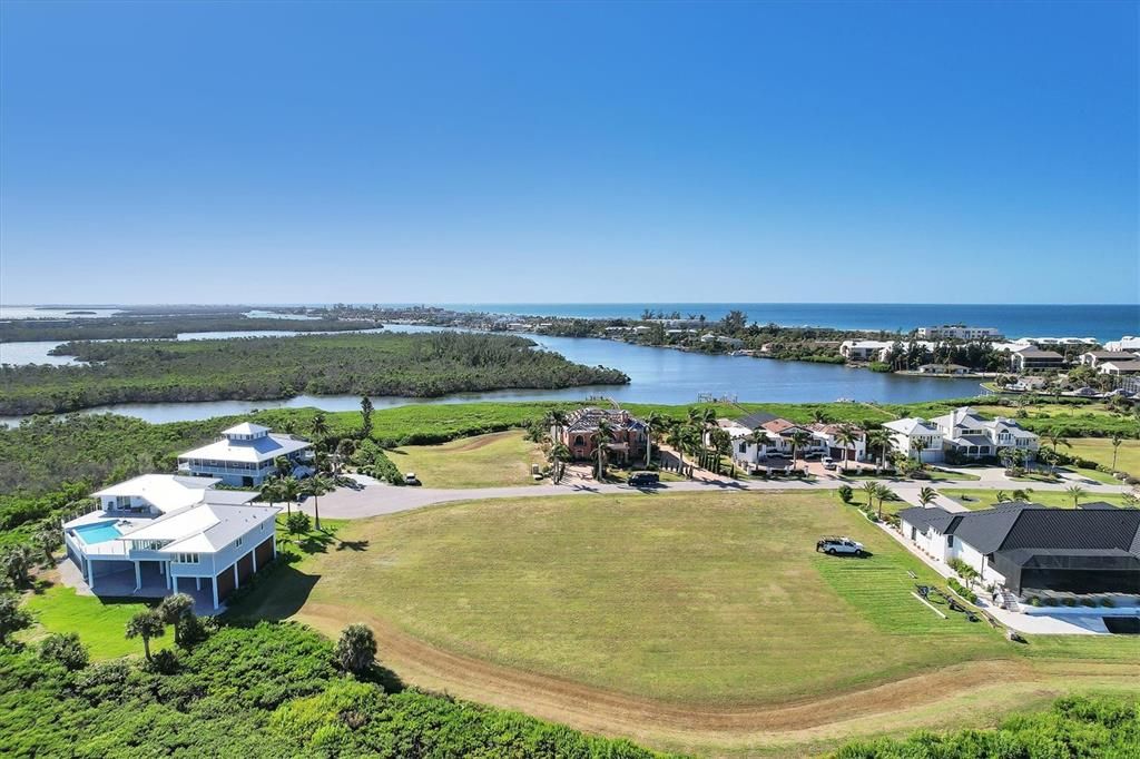 На продажу: $1,199,999 (1.08 acres)