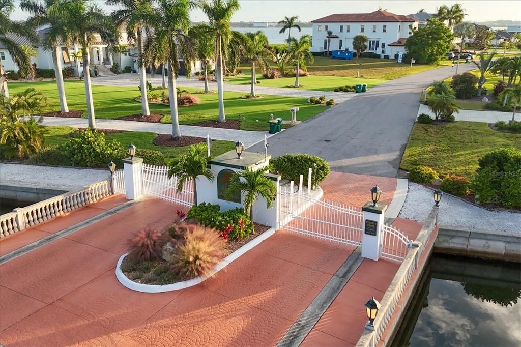 На продажу: $1,199,999 (1.08 acres)