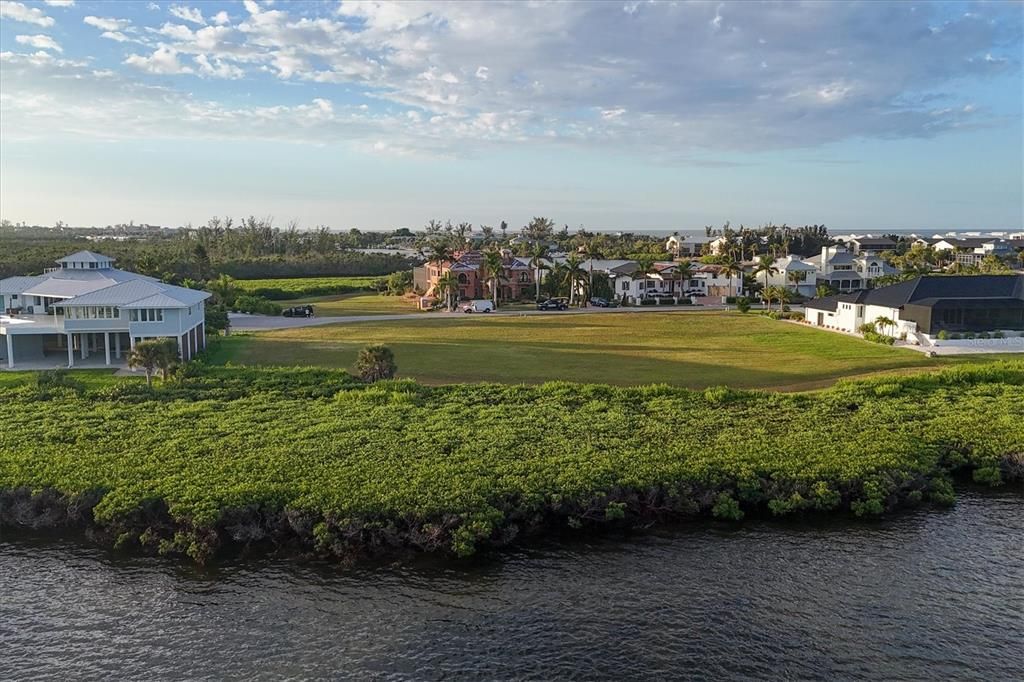 На продажу: $1,199,999 (1.08 acres)