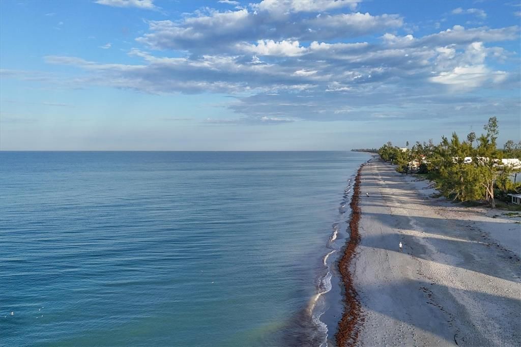 На продажу: $1,199,999 (1.08 acres)