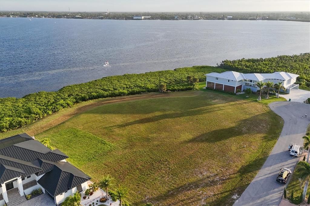 На продажу: $1,199,999 (1.08 acres)