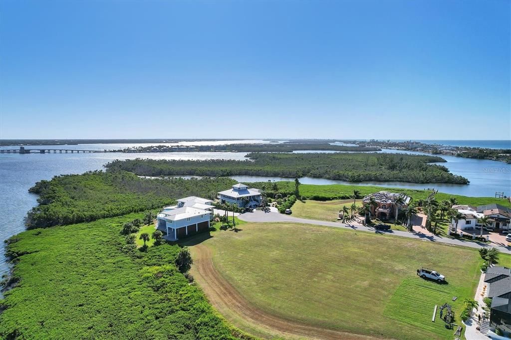 На продажу: $1,199,999 (1.08 acres)