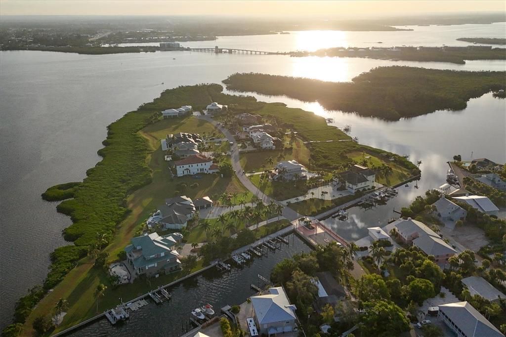 На продажу: $1,199,999 (1.08 acres)