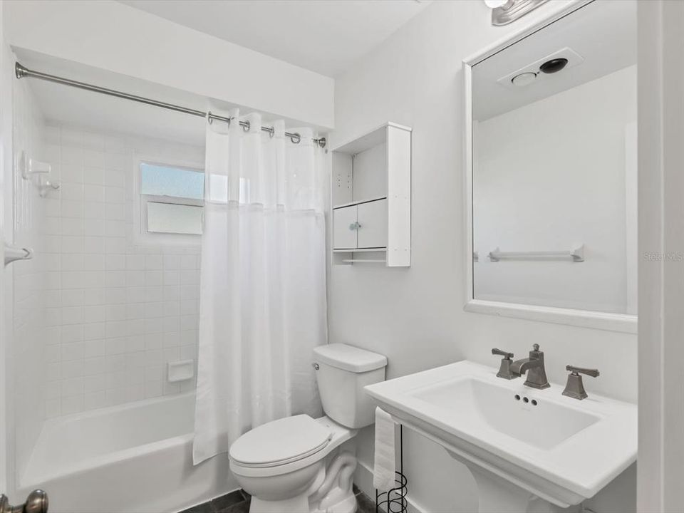 Active With Contract: $2,500 (2 beds, 2 baths, 2056 Square Feet)