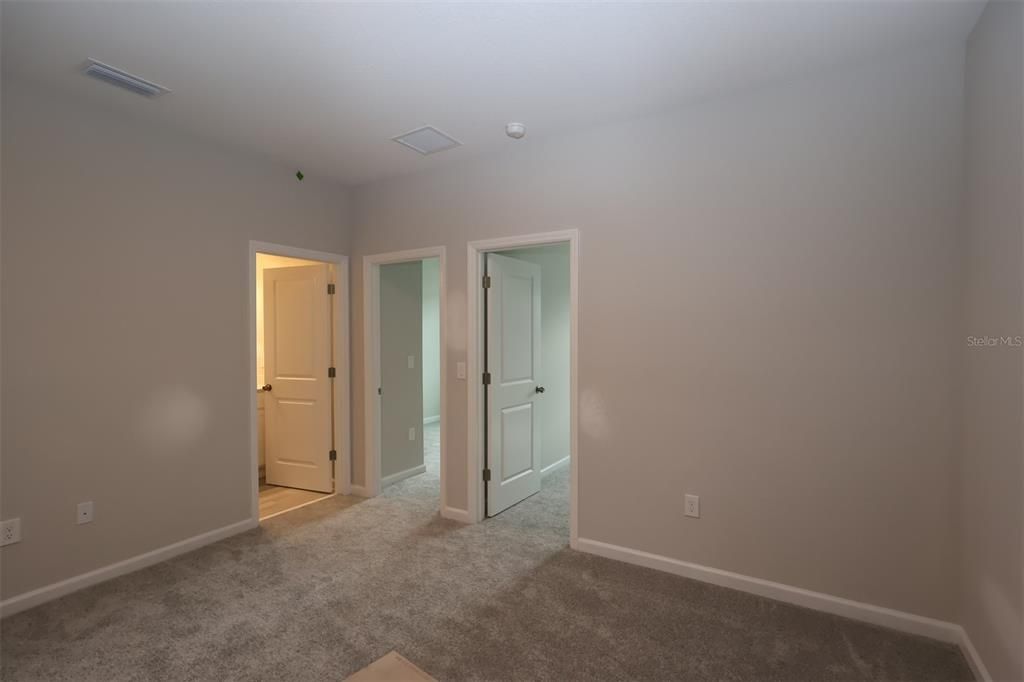 Activo con contrato: $446,990 (3 camas, 2 baños, 1846 Pies cuadrados)