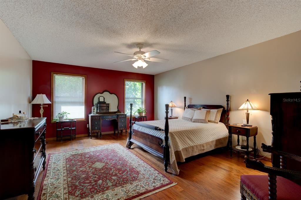 En Venta: $739,000 (4 camas, 2 baños, 2818 Pies cuadrados)