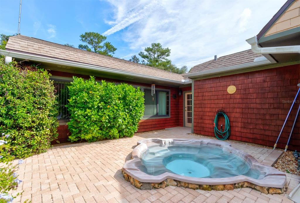 En Venta: $739,000 (4 camas, 2 baños, 2818 Pies cuadrados)