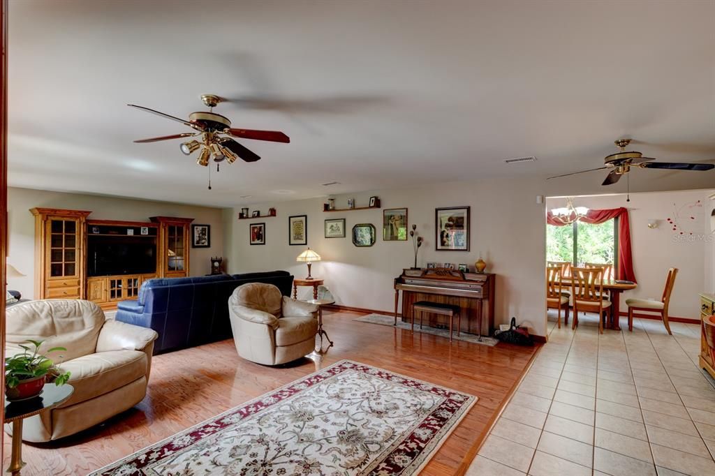 En Venta: $739,000 (4 camas, 2 baños, 2818 Pies cuadrados)