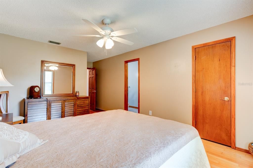 En Venta: $739,000 (4 camas, 2 baños, 2818 Pies cuadrados)