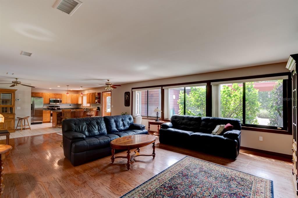 En Venta: $739,000 (4 camas, 2 baños, 2818 Pies cuadrados)