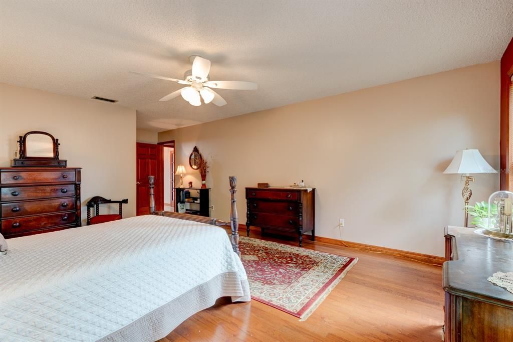 En Venta: $739,000 (4 camas, 2 baños, 2818 Pies cuadrados)