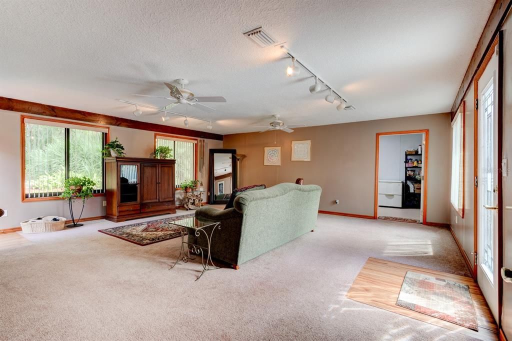 En Venta: $739,000 (4 camas, 2 baños, 2818 Pies cuadrados)