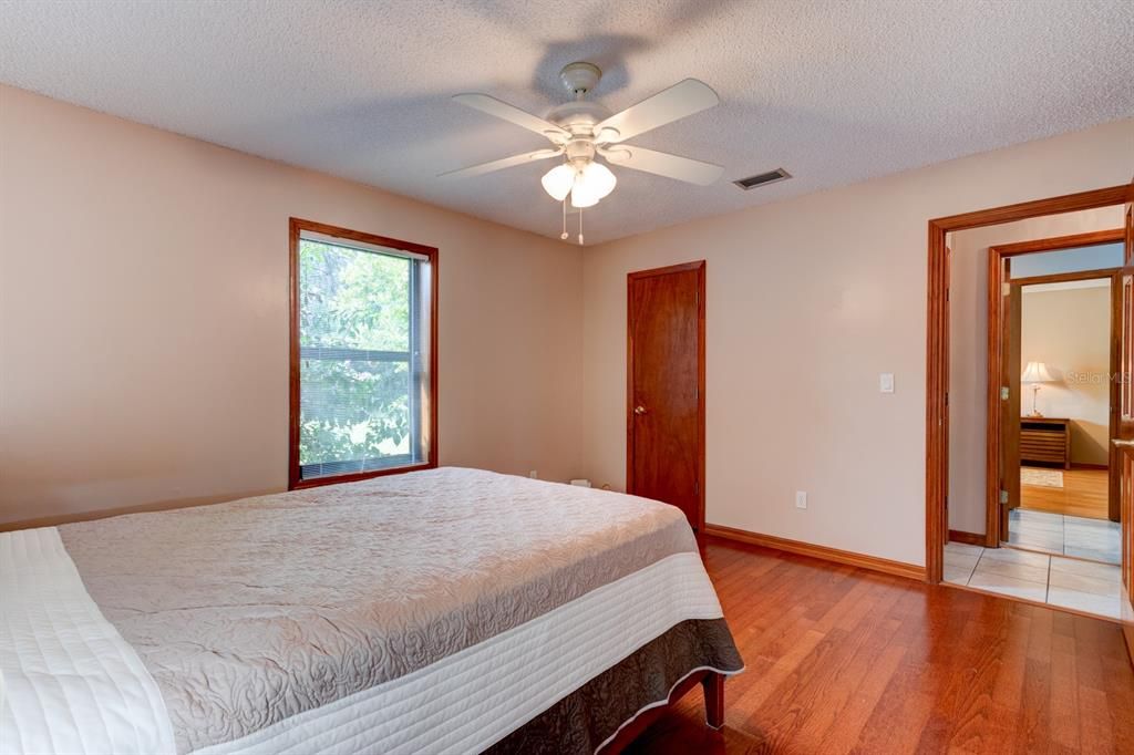 En Venta: $739,000 (4 camas, 2 baños, 2818 Pies cuadrados)