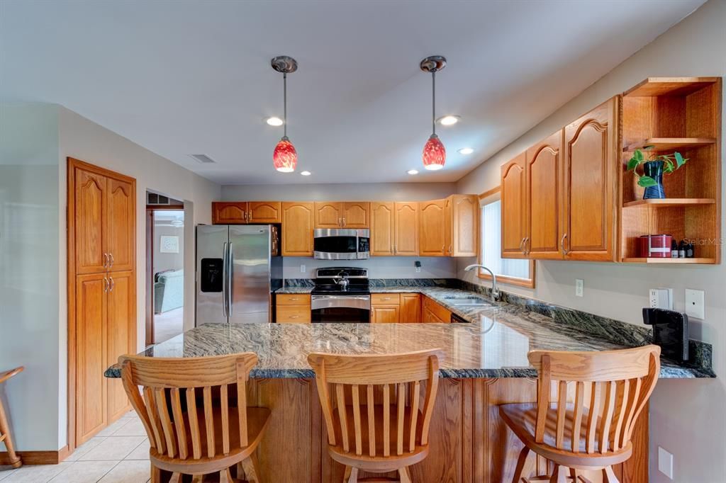 En Venta: $739,000 (4 camas, 2 baños, 2818 Pies cuadrados)