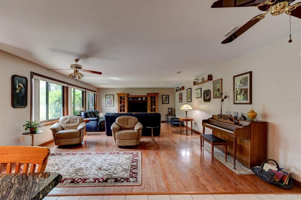 En Venta: $739,000 (4 camas, 2 baños, 2818 Pies cuadrados)