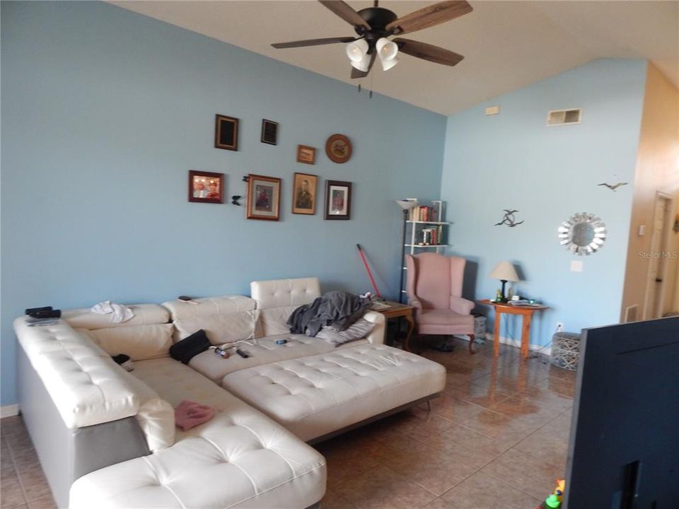 For Sale: $360,000 (3 beds, 2 baths, 1233 Square Feet)