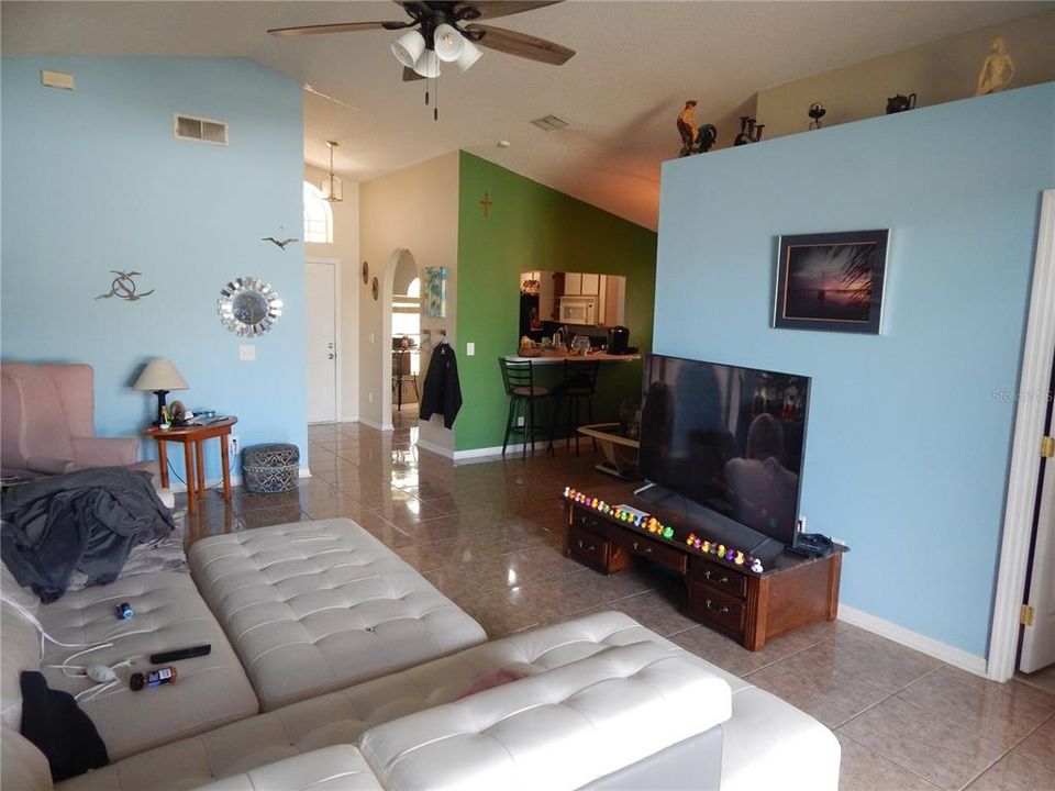 For Sale: $360,000 (3 beds, 2 baths, 1233 Square Feet)