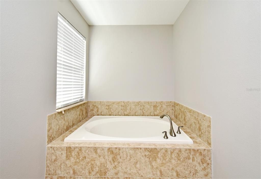 Active With Contract: $3,050 (7 beds, 5 baths, 3291 Square Feet)