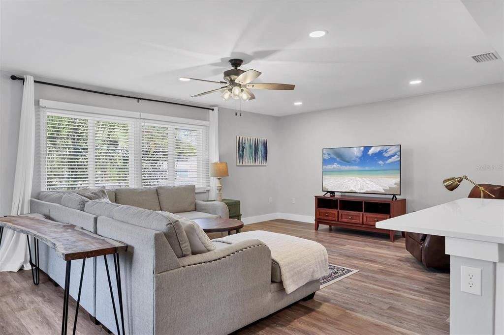 На продажу: $619,000 (3 спален, 2 ванн, 1856 Квадратных фут)