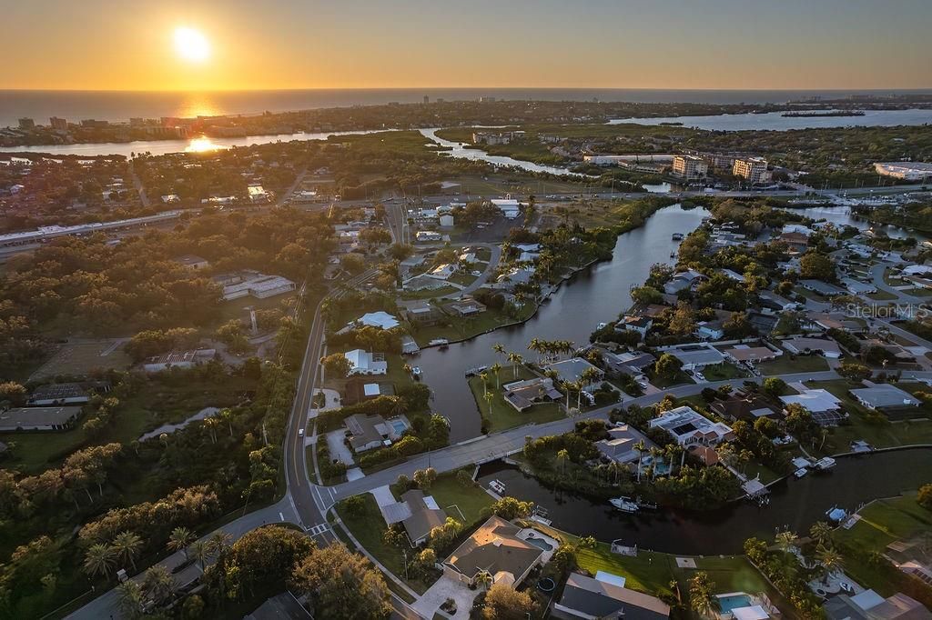 Под контрактом: $1,699,000 (4 спален, 4 ванн, 2910 Квадратных фут)