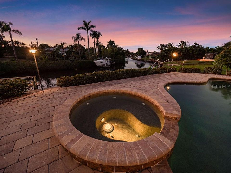 Под контрактом: $1,699,000 (4 спален, 4 ванн, 2910 Квадратных фут)