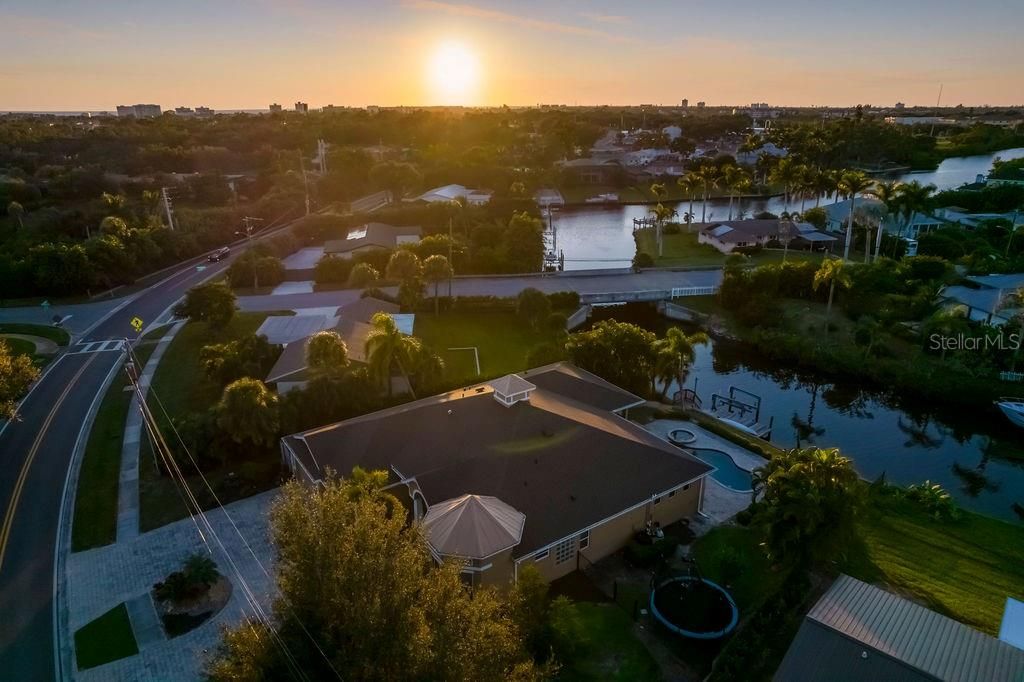 Под контрактом: $1,699,000 (4 спален, 4 ванн, 2910 Квадратных фут)