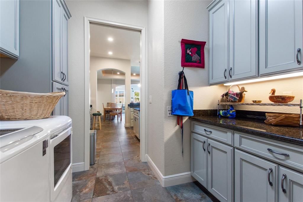 待售: $767,000 (2 贝兹, 2 浴室, 2844 平方英尺)