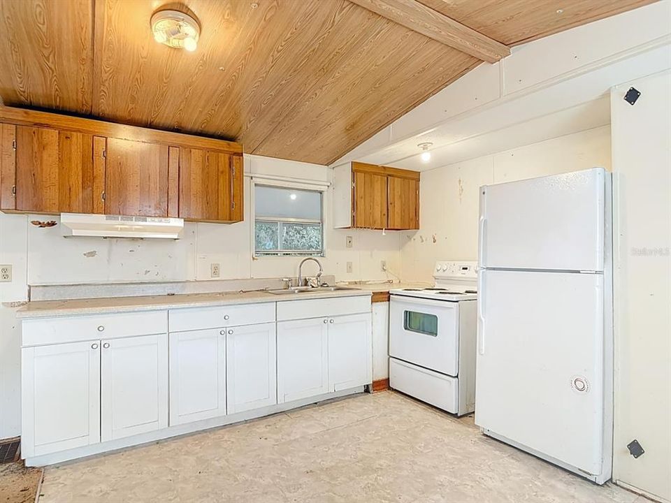 Active With Contract: $64,900 (2 beds, 1 baths, 672 Square Feet)